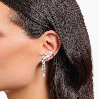 Langer Earclimber mit steinbesetztem Earcuff am Ohr, silberfarben, klare Steine