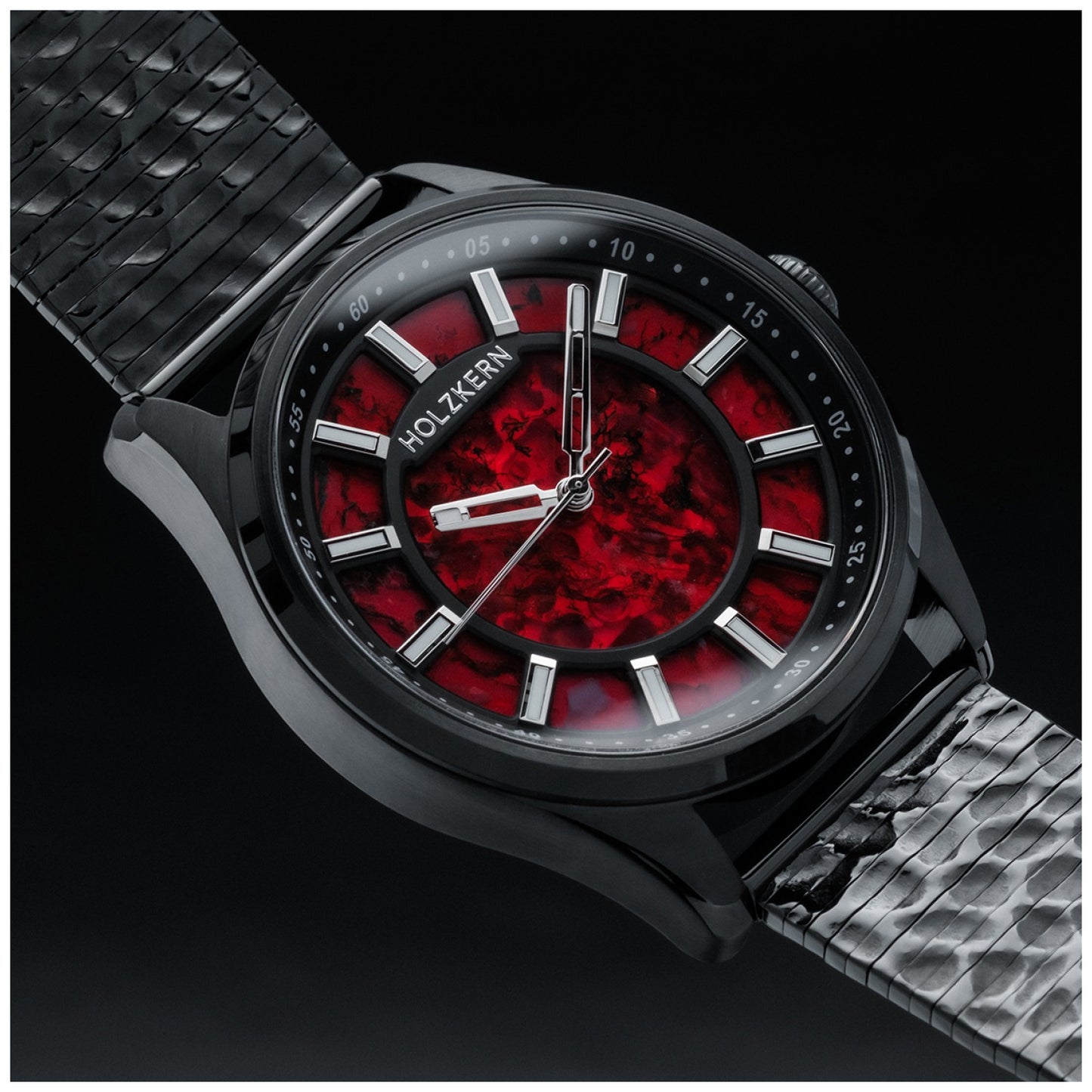 Holzkern Herrenarmbanduhr, schwarzer Rahmen, rotes Zifferblatt mit silbernen Stundenmarkern