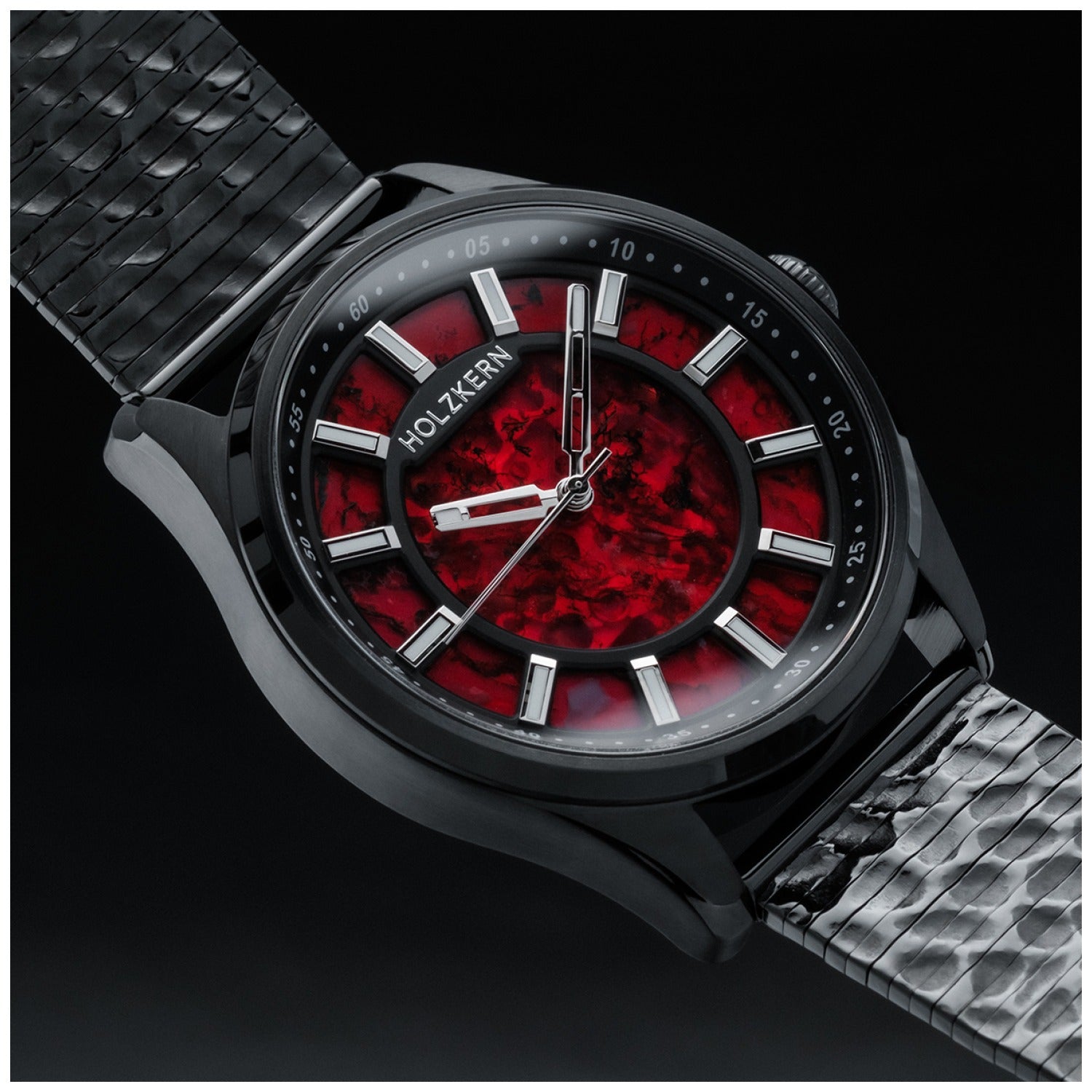 Holzkern Herrenarmbanduhr, schwarzer Rahmen, rotes Zifferblatt mit silbernen Stundenmarkern