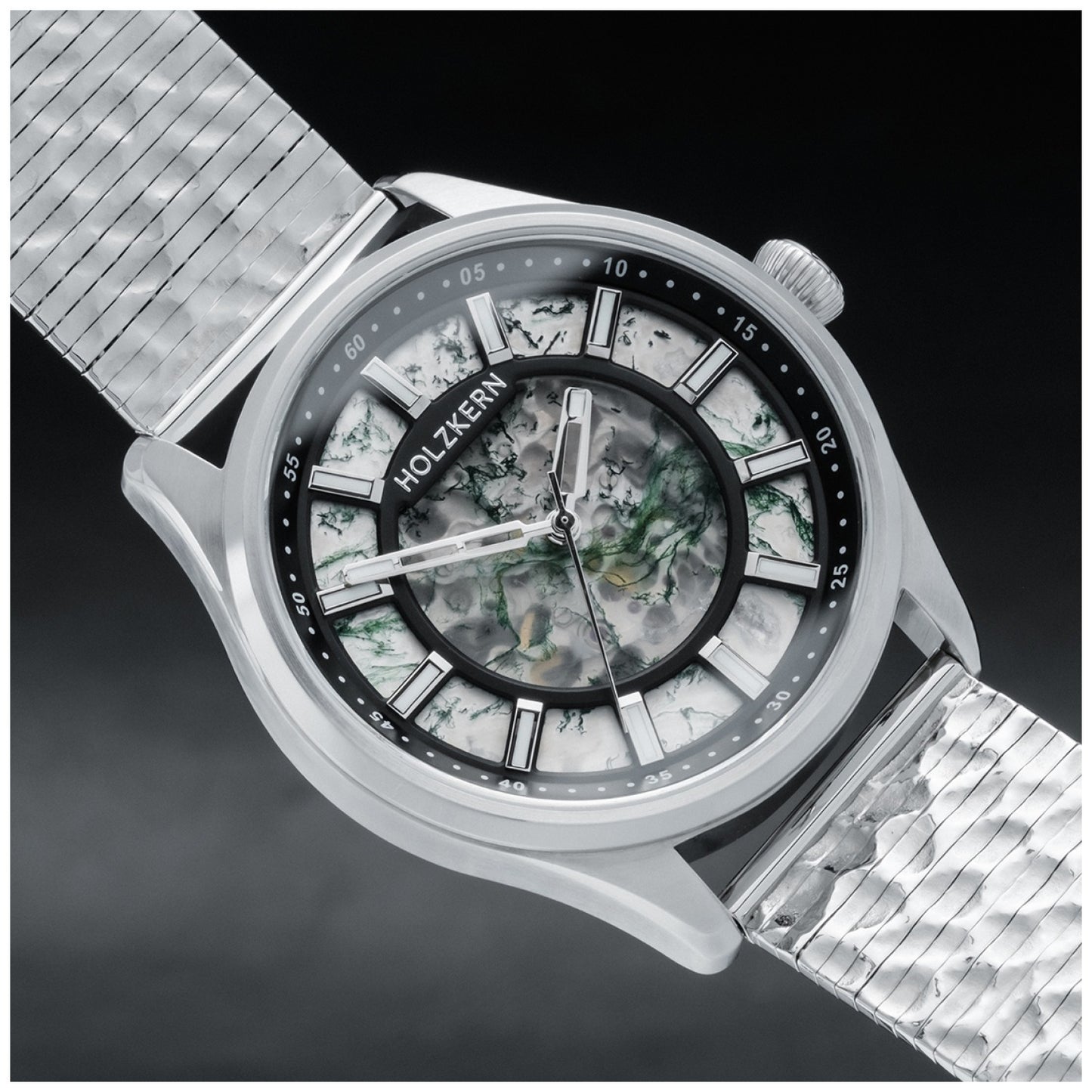 Armbanduhr mit silbernem Edelstahlgehäuse und Metallgliederarmband, Zifferblatt mit Grünmarmor