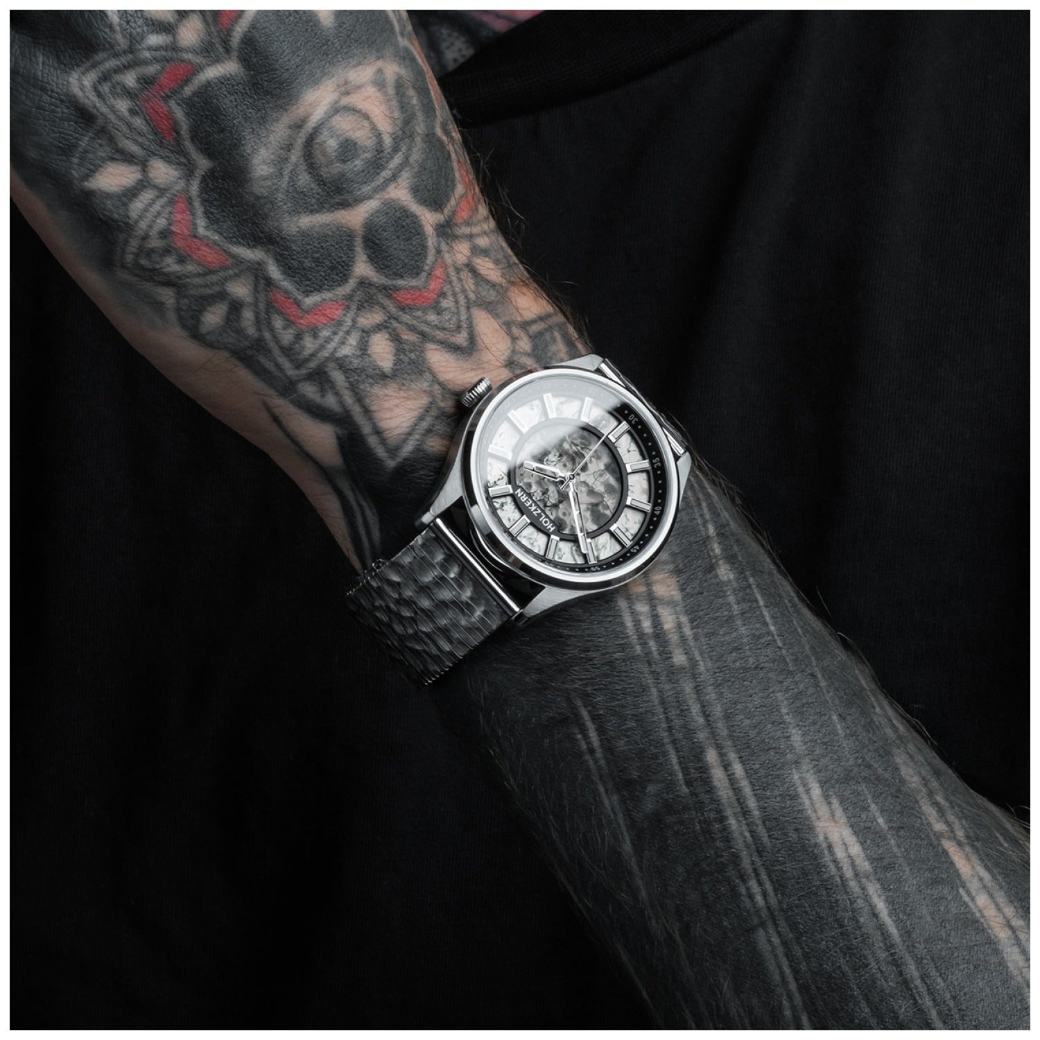 Armbanduhr mit schwarzem Lederarmband und Edelstahllünette, rundes Zifferblatt