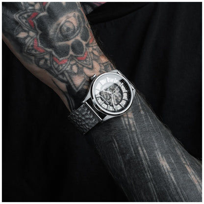 Armbanduhr mit schwarzem Lederarmband und Edelstahllünette, rundes Zifferblatt