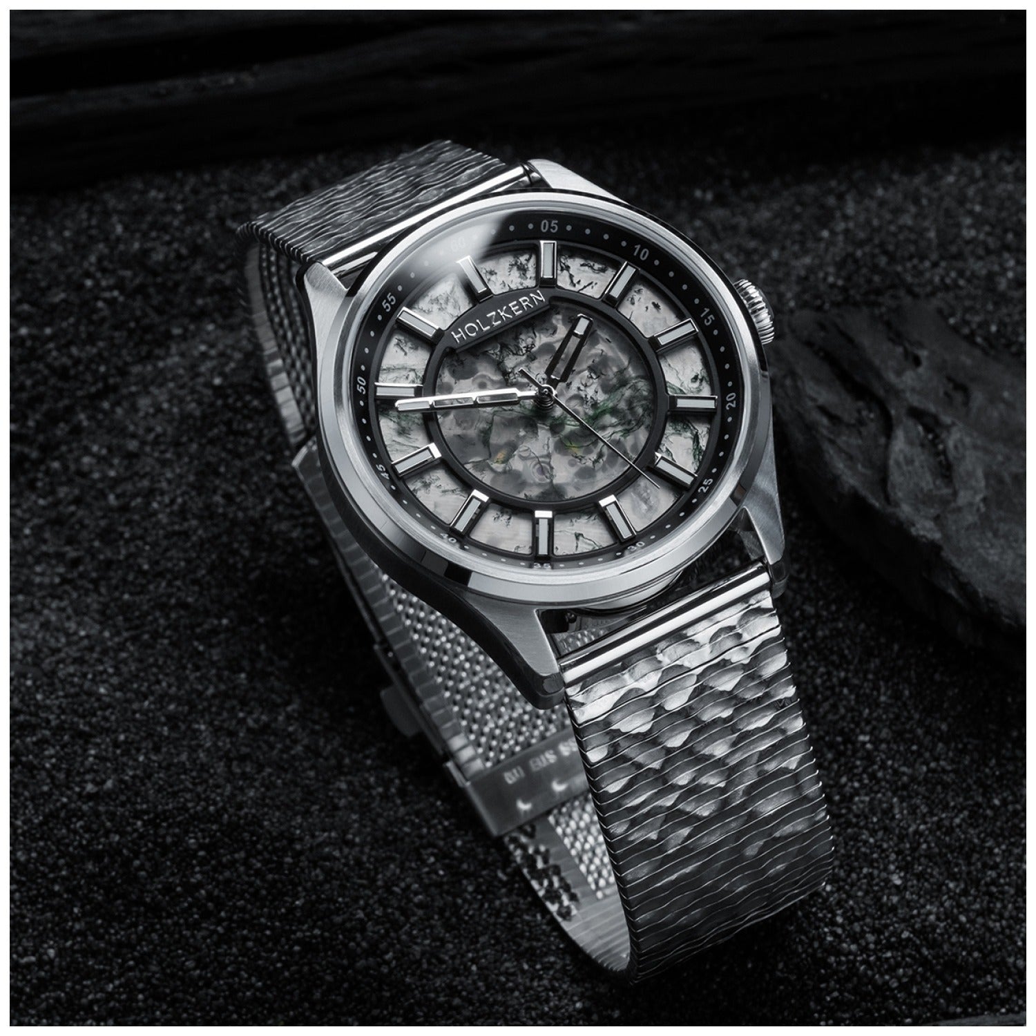 Armbanduhr mit silbernem Metallgliederarmband und dunklem Zifferblatt, Edelstahllünette