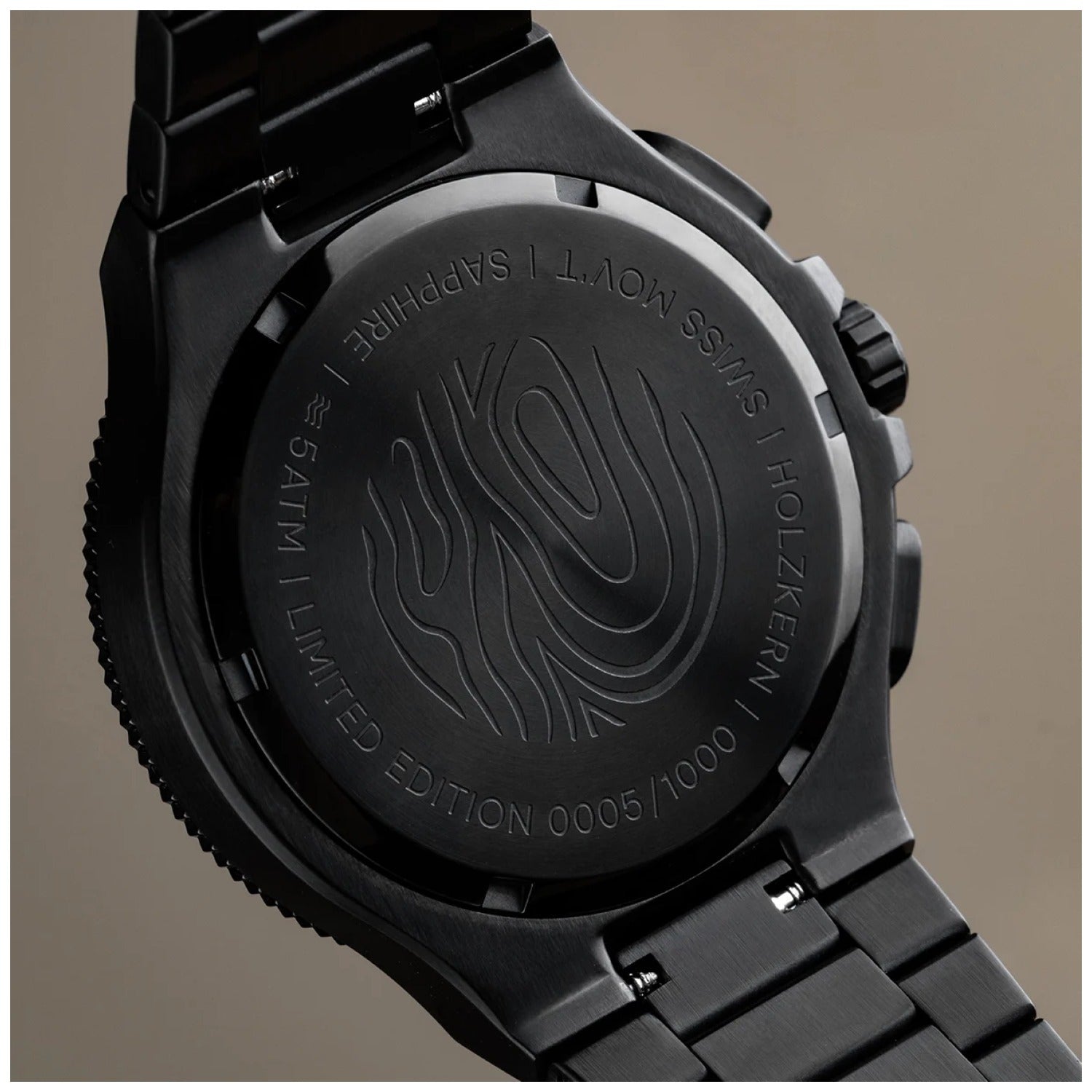 Holzkern Armbanduhr Gehäuseboden mit Gravur „Limited Edition“ und Seriennummer