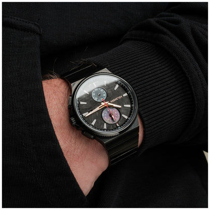 Holzkern Armbanduhr mit dunklem Holzarmband und schwarzem Zifferblatt