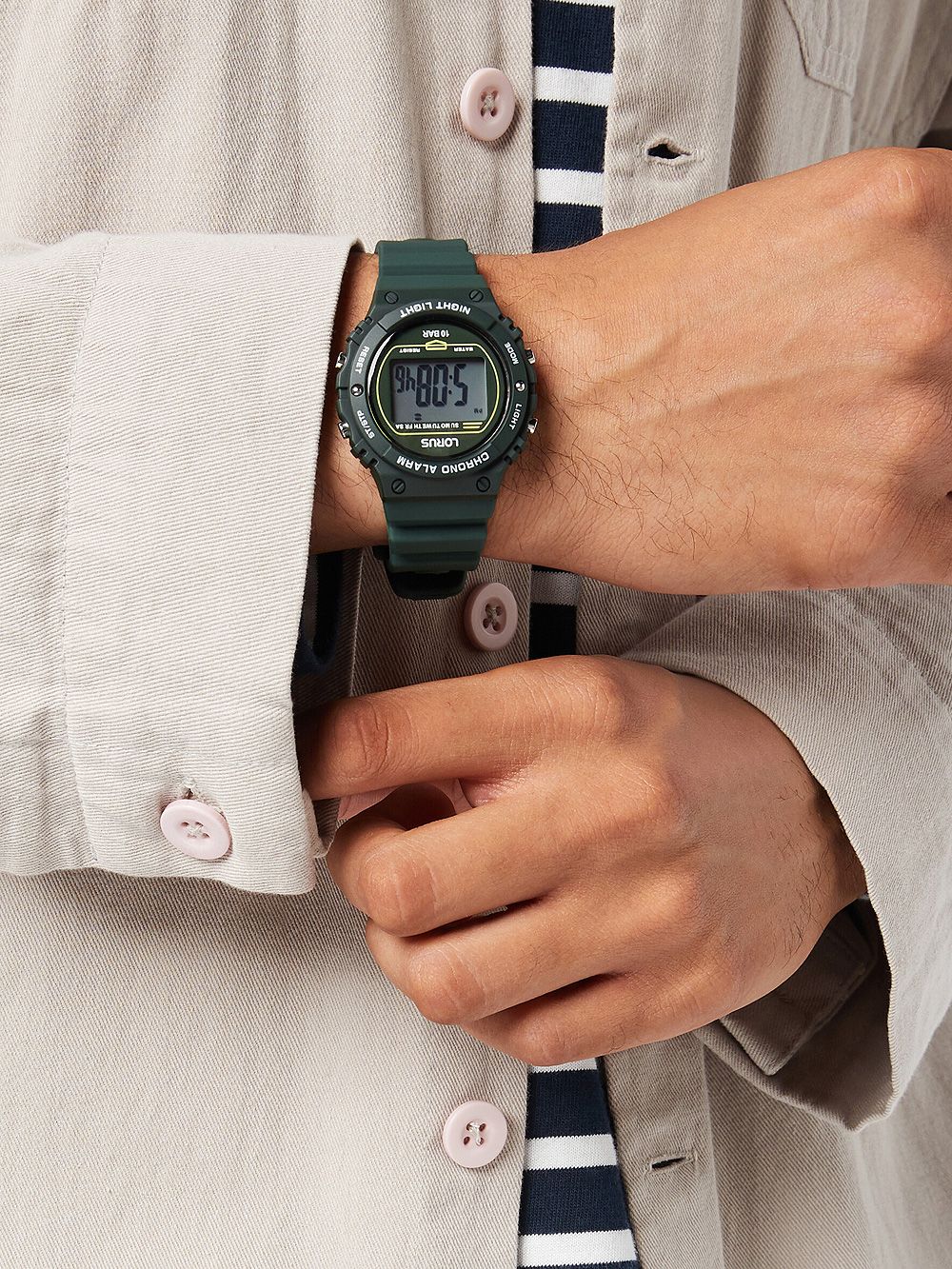 Digitale Herrenuhr am Handgelenk mit grünem Silikonarmband und digitalem Display