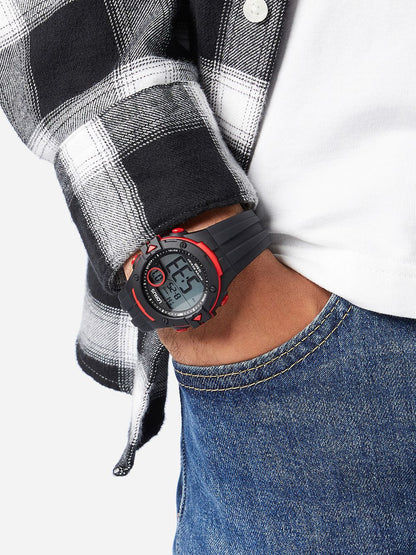Herren-Digitaluhr am Handgelenk mit schwarzem Armband und rotem Lünette-Detail