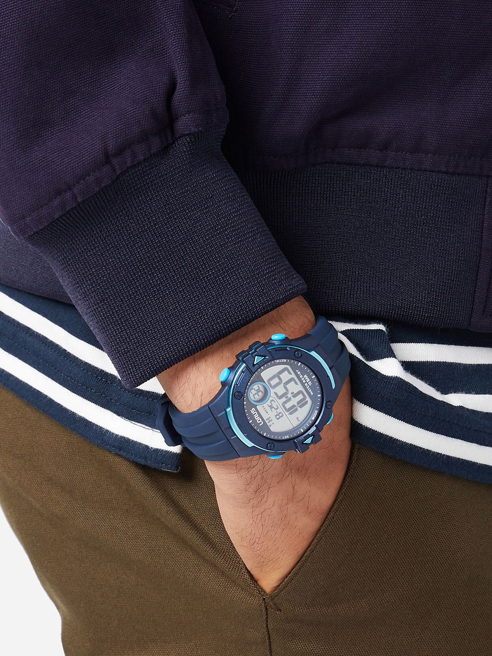 Herren-Digitaluhr Lorus am Handgelenk mit blauem Silikonarmband