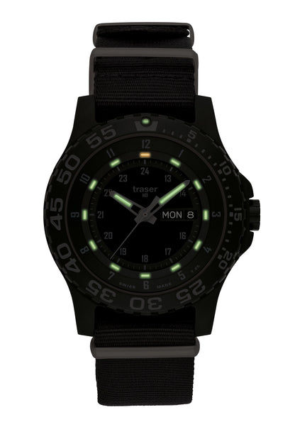 Herrenarmanduhr mit schwarzem NATO-Armband, schwarzem Zifferblatt und grünen Leuchtzeigern