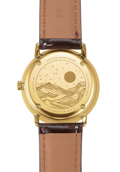 Armbanduhr Rückseite mit Gravur am goldfarbenen Gehäuse und braunem Lederband