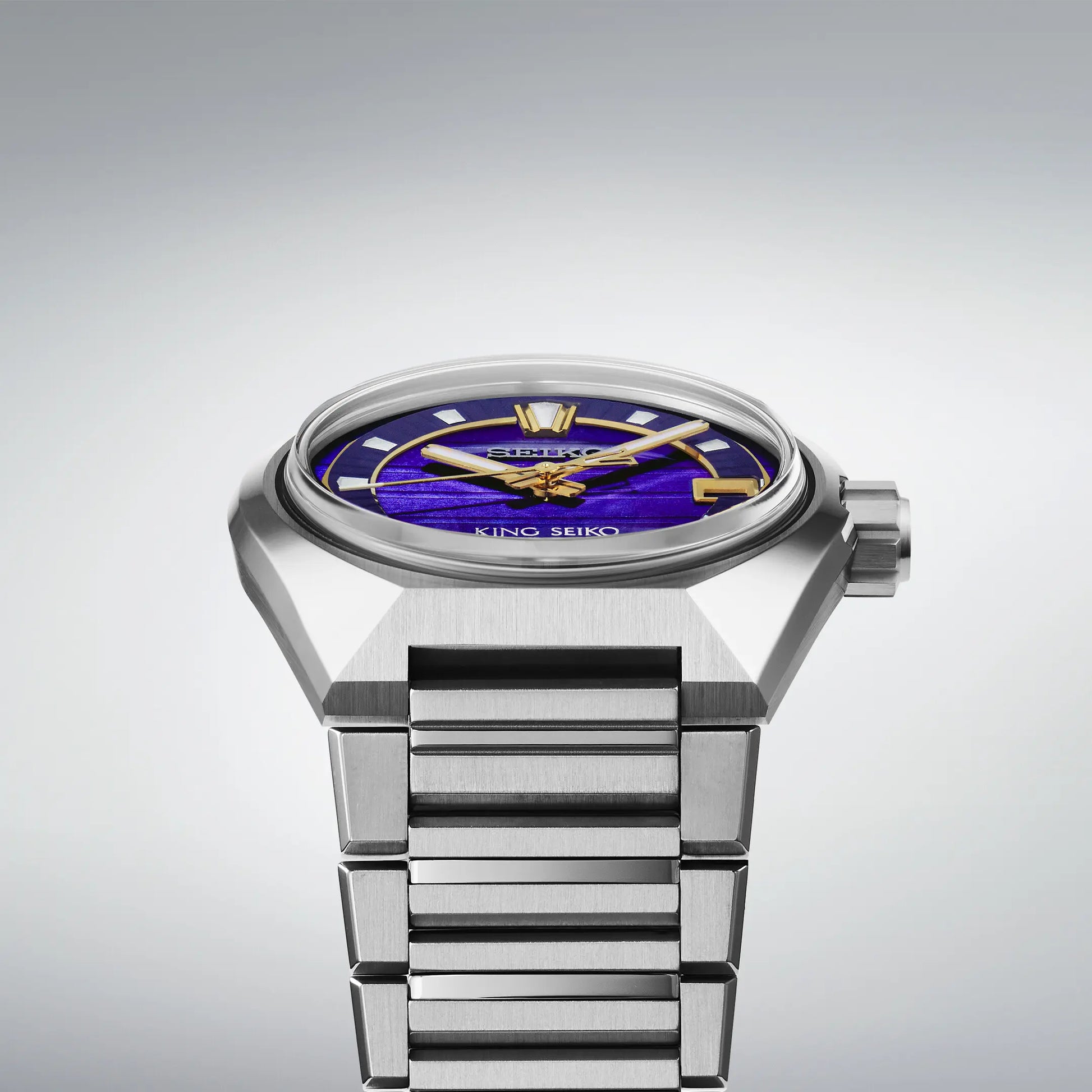 King Seiko Herrenuhr, rundes Gehäuse mit blau-lila Zifferblatt und Datumsanzeige.