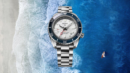 Herrenarmbanduhr mit weißem Zifferblatt, blauer Taucherlünette und Stahlband