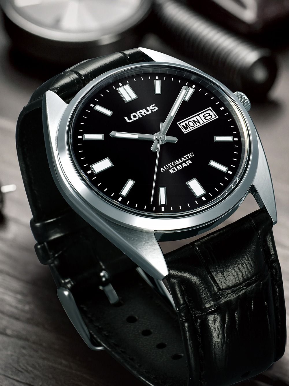 Lorus Herrenuhr: schwarzes Zifferblatt, silbernes Gehäuse, Lederband, Automatik
