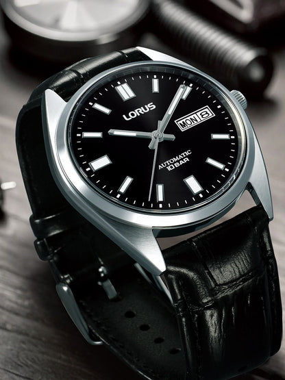 Lorus Herrenuhr: schwarzes Zifferblatt, silbernes Gehäuse, Lederband, Automatik