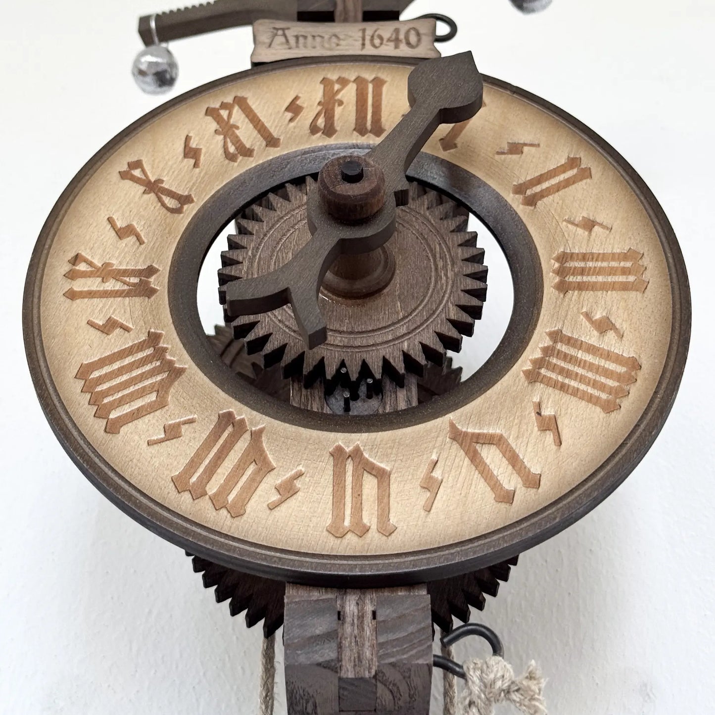 Rombach & Haas Anno 1640 A1640 Horloge Murale Bois (foncé) • Mouvement à Roues en Bois • Remontage par Poids avec Foliot