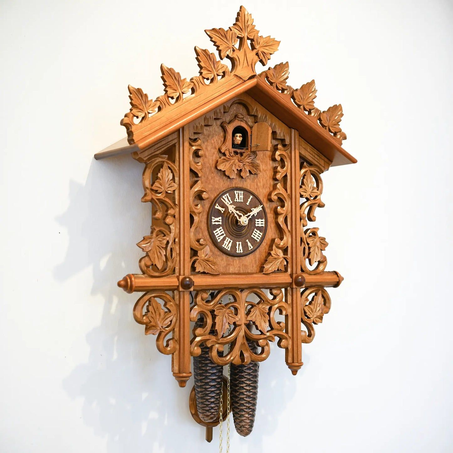 Rombach & Haas TRADITION 3521 Horloge Murale Bois (foncé) • Mouvement Mécanique 8 Jours • Travail de Découpage Sculpté à la Main