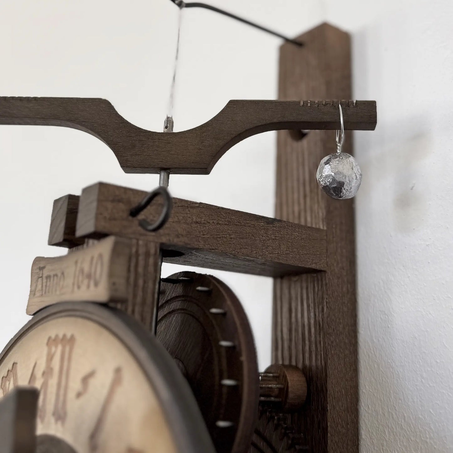 Rombach & Haas Anno 1640 A1640 Horloge Murale Bois (foncé) • Mouvement à Roues en Bois • Remontage par Poids avec Foliot