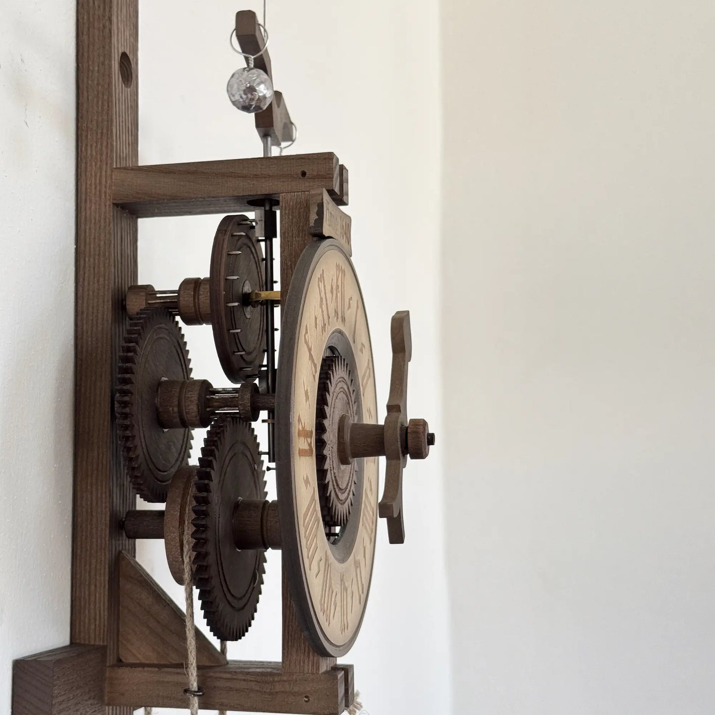 Rombach & Haas Anno 1640 A1640 Horloge Murale Bois (foncé) • Mouvement à Roues en Bois • Remontage par Poids avec Foliot