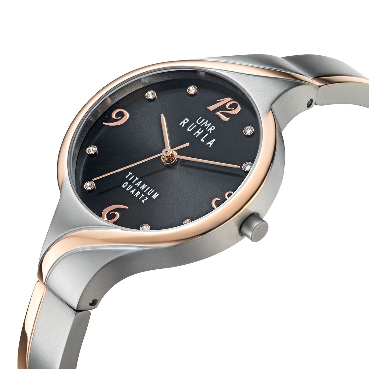 Gros plan sur une montre bicolore pour femme : cadran foncé avec cristaux Swarovski et aiguilles couleur or rose