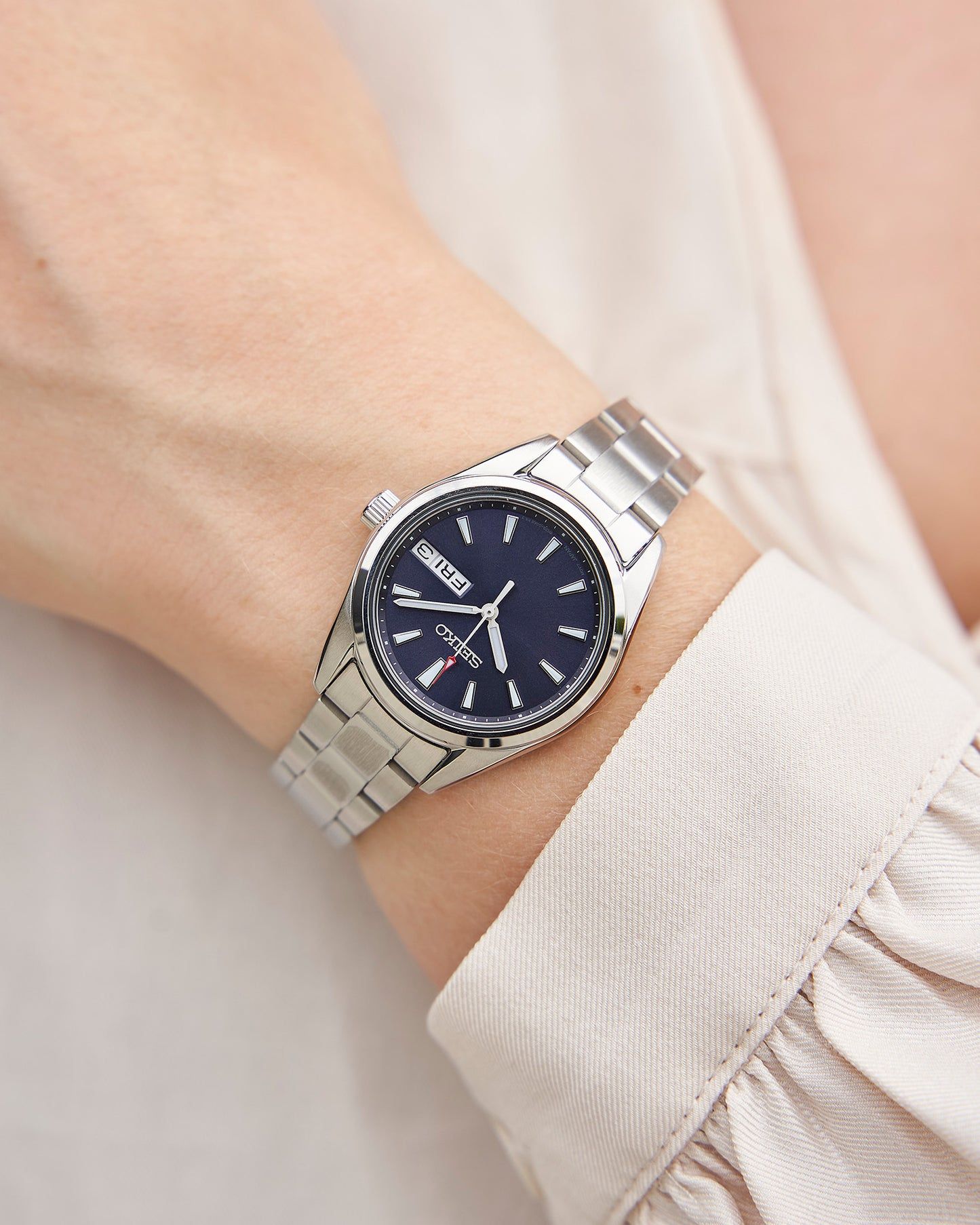 Seiko Damenuhr mit silbernem Metallarmband und dunkelblauem Zifferblatt, sichtbaren Zeigern