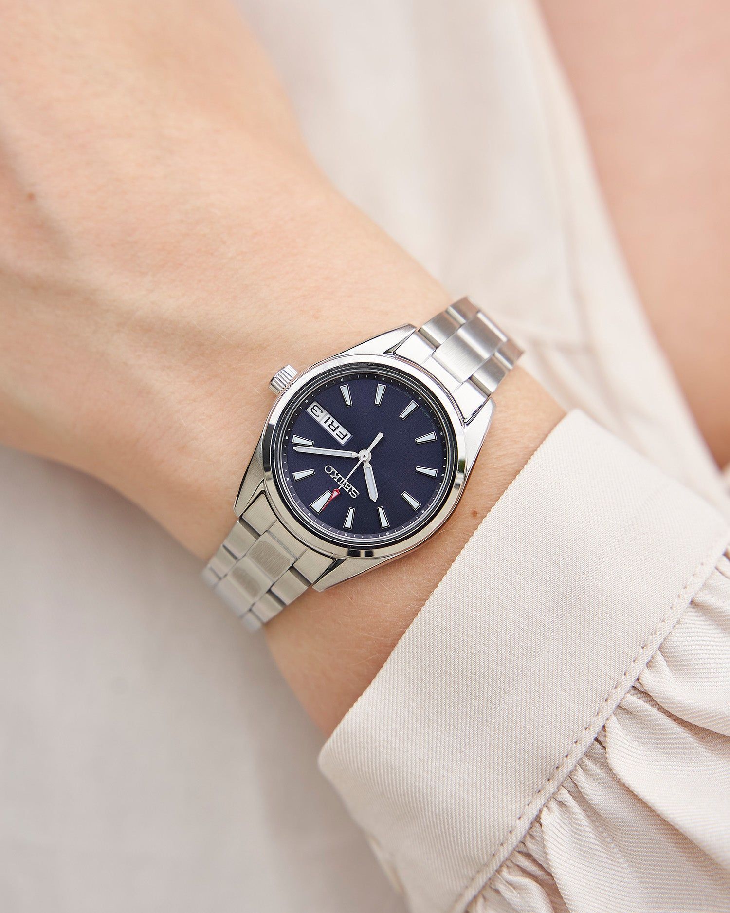 Seiko Damenuhr mit silbernem Metallarmband und dunkelblauem Zifferblatt, sichtbaren Zeigern