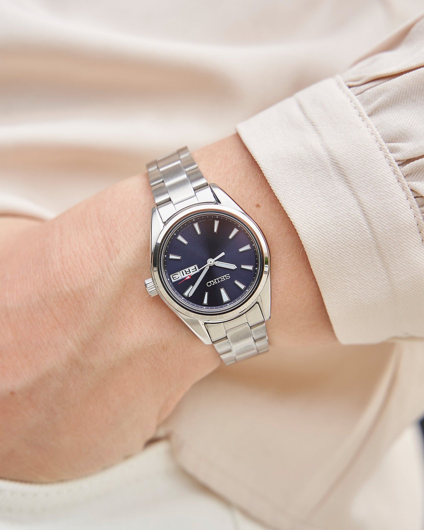 Seiko Damenuhr mit silbernem Metallarmband und blauem Zifferblatt, Saphirglas