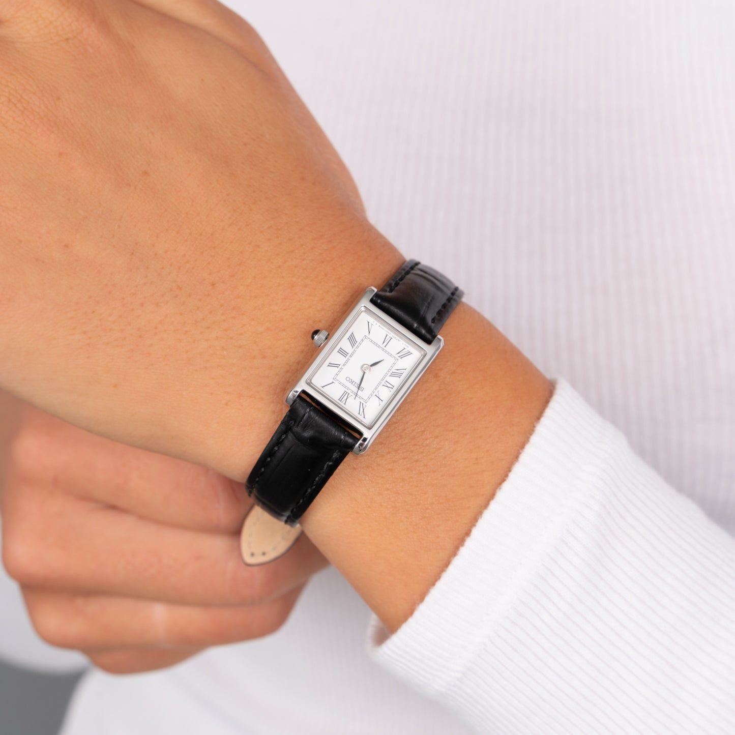 Seiko Damenarmbanduhr mit schwarzem Lederband, Edelstahlgehäuse und römischen Ziffern.