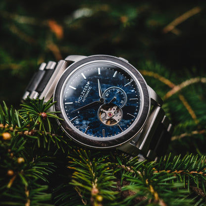 Herrenuhr mit silbernem Edelstahlgehäuse, blauem Zifferblatt und offenem Automatikwerk