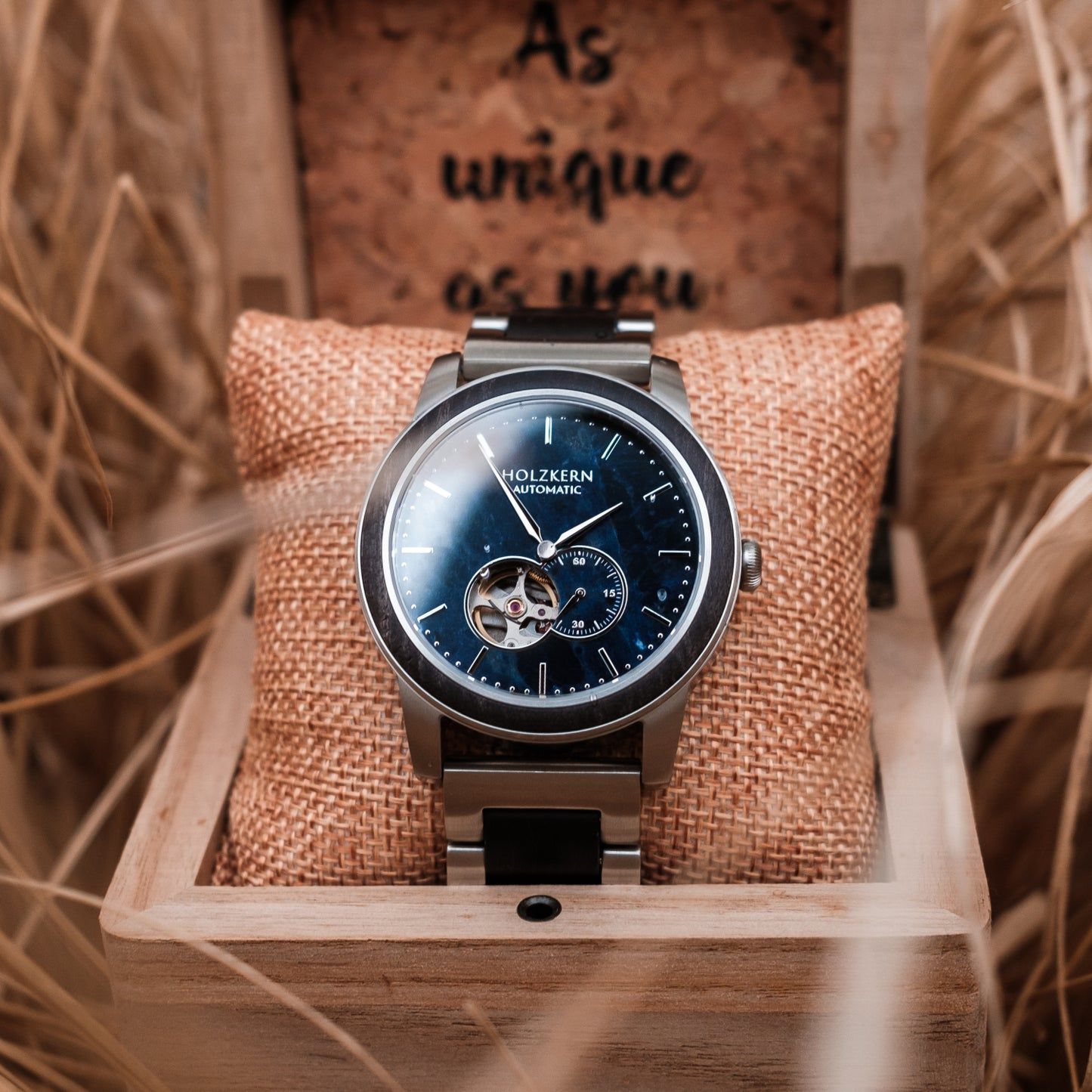 Automatik-Herrenuhr mit blauem Zifferblatt, silbernem Gehäuse und Stahlarmband