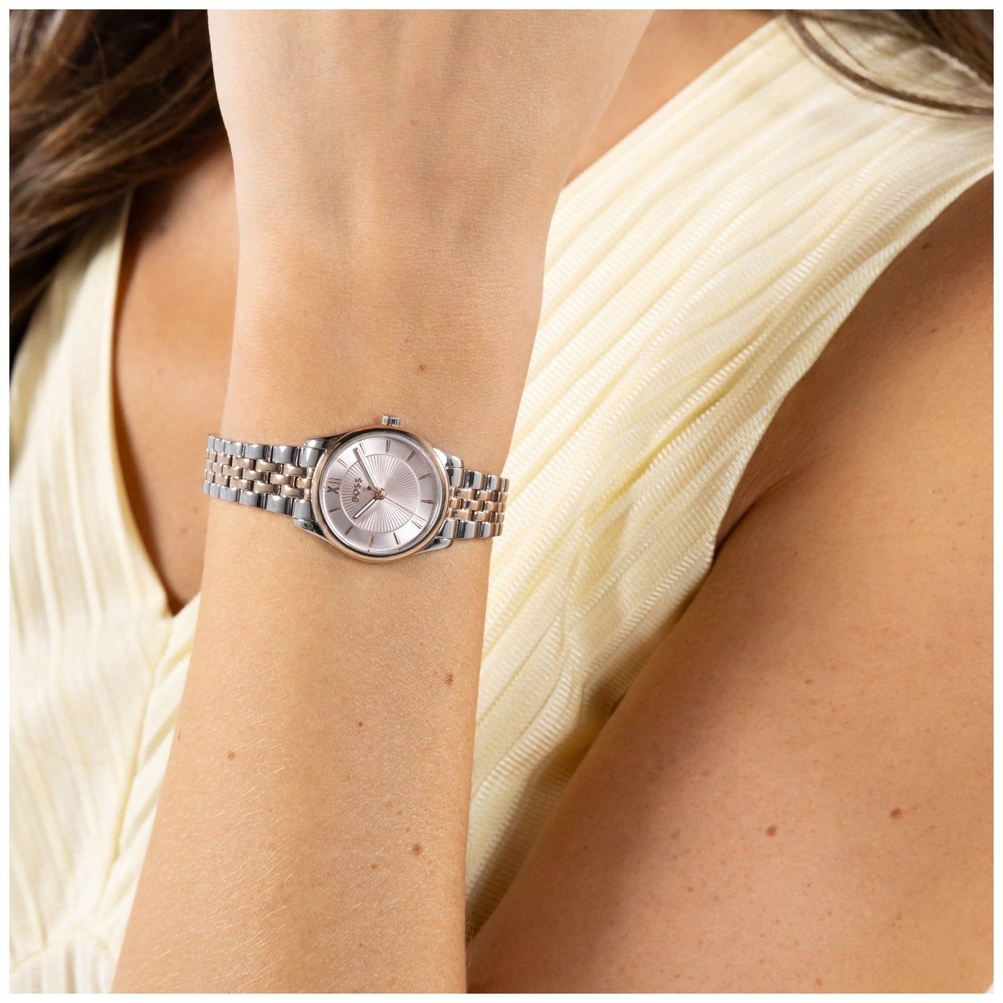 BOSS Damen-Armbanduhr mit bicolor Metallarmband und rundem Zifferblatt am Handgelenk