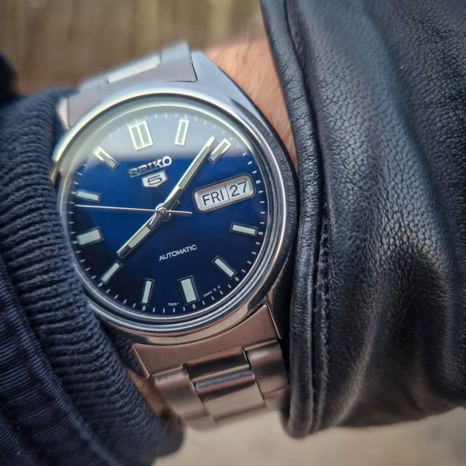 Seiko Automatikuhr mit blauem Zifferblatt, Stabindexen und Datumsanzeige (FRI 27)