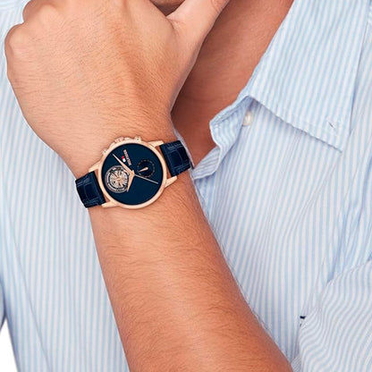 Herrenuhr: blaues Lederarmband, rundes Gehäuse, dunkles Zifferblatt mit Zusatzanzeigen
