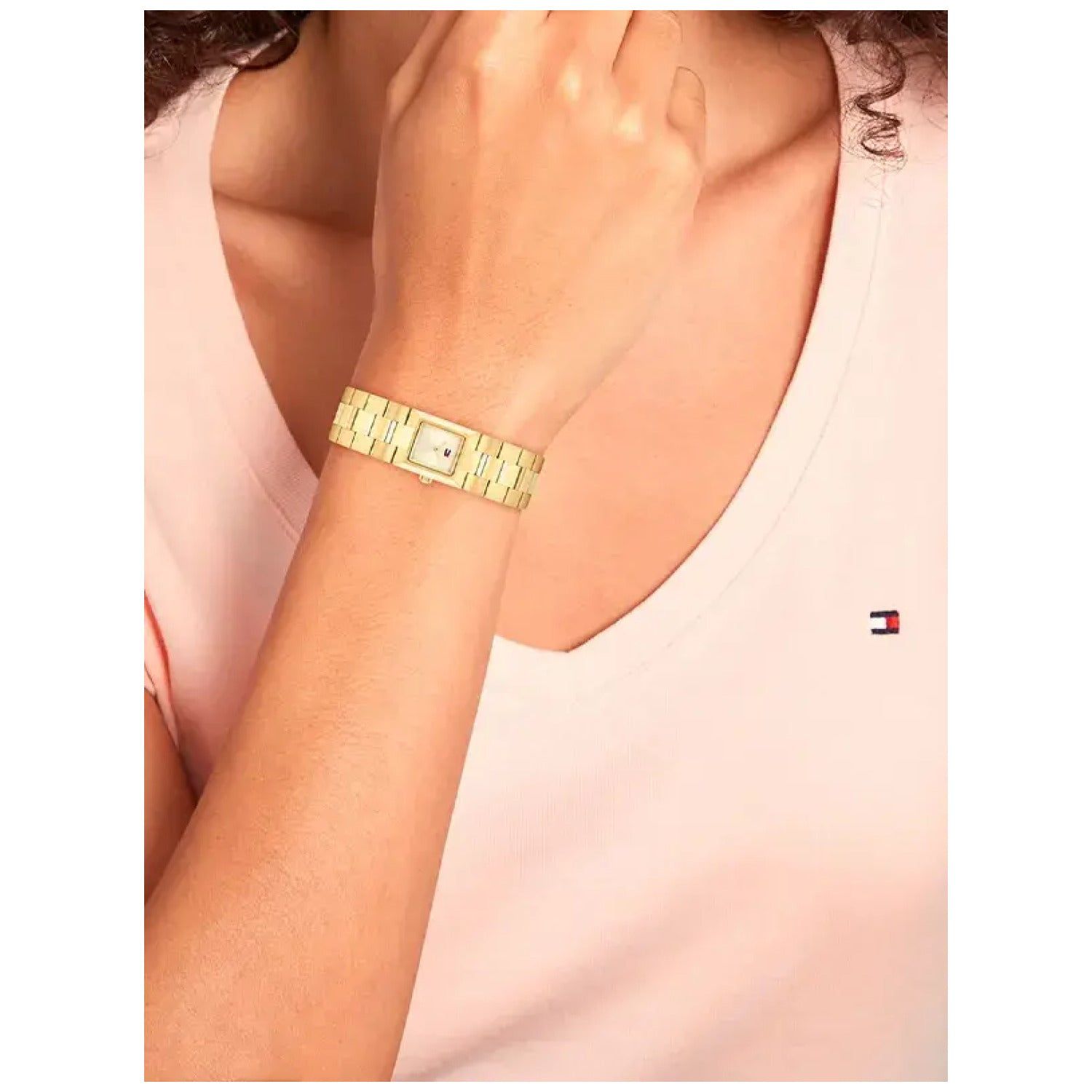 Goldfarbene Damen-Armbanduhr mit rechteckigem Zifferblatt und Metallband