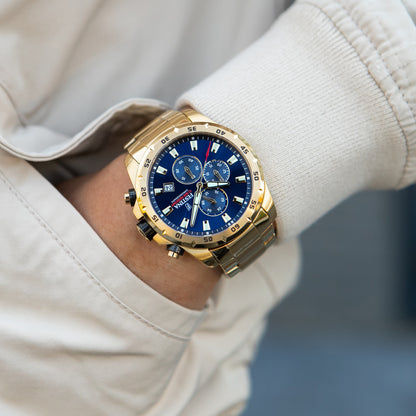 Festina Chronograph-Herrenuhr am Handgelenk im weißen Hemd, blaues Zifferblatt, goldfarben