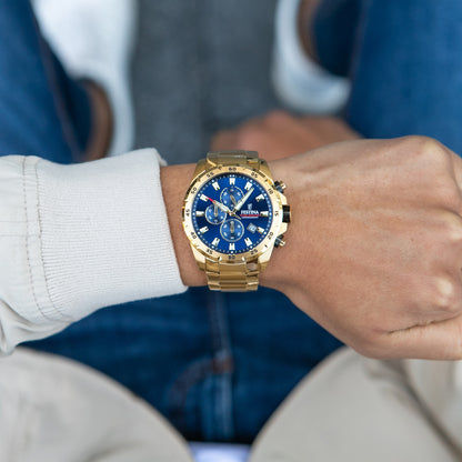 Festina Chronograph-Herrenuhr am Handgelenk, blaues Zifferblatt mit drei Zählern, Goldarmband