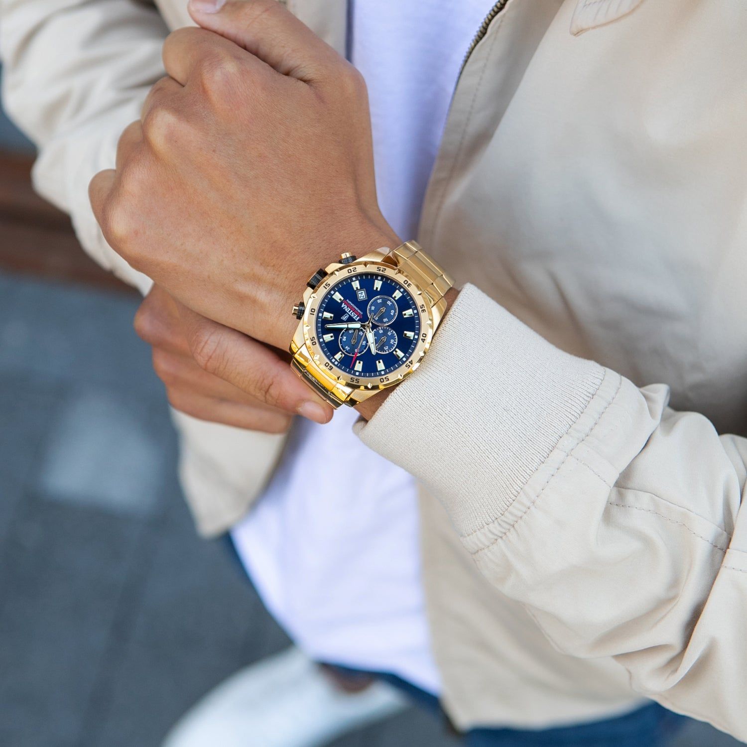 Festina Chronograph-Herrenuhr am Handgelenk, rundes blaues Zifferblatt, goldfarbener Stahl