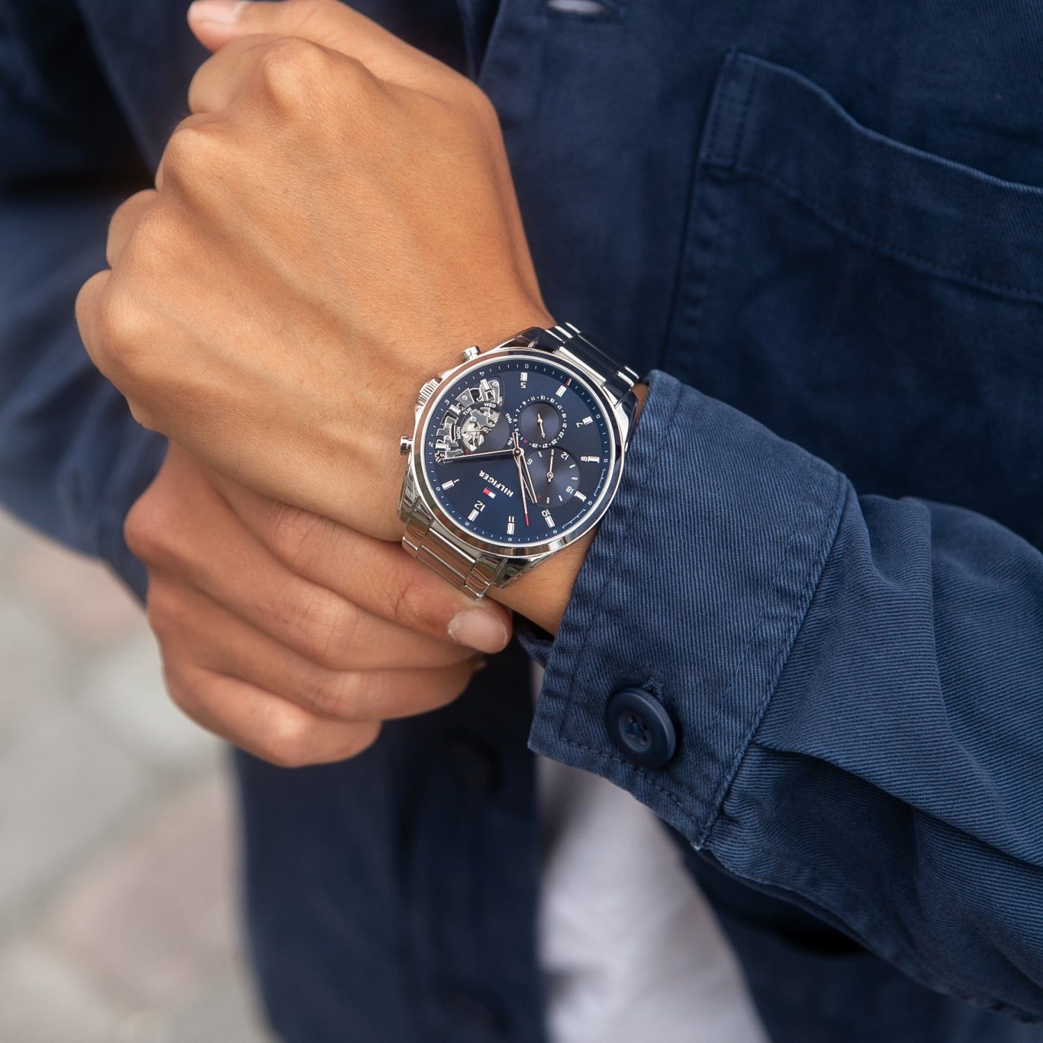 Herren-Uhr am Handgelenk: Chronograph-Optik mit Open-Heart, blaues Zifferblatt, Stahlband