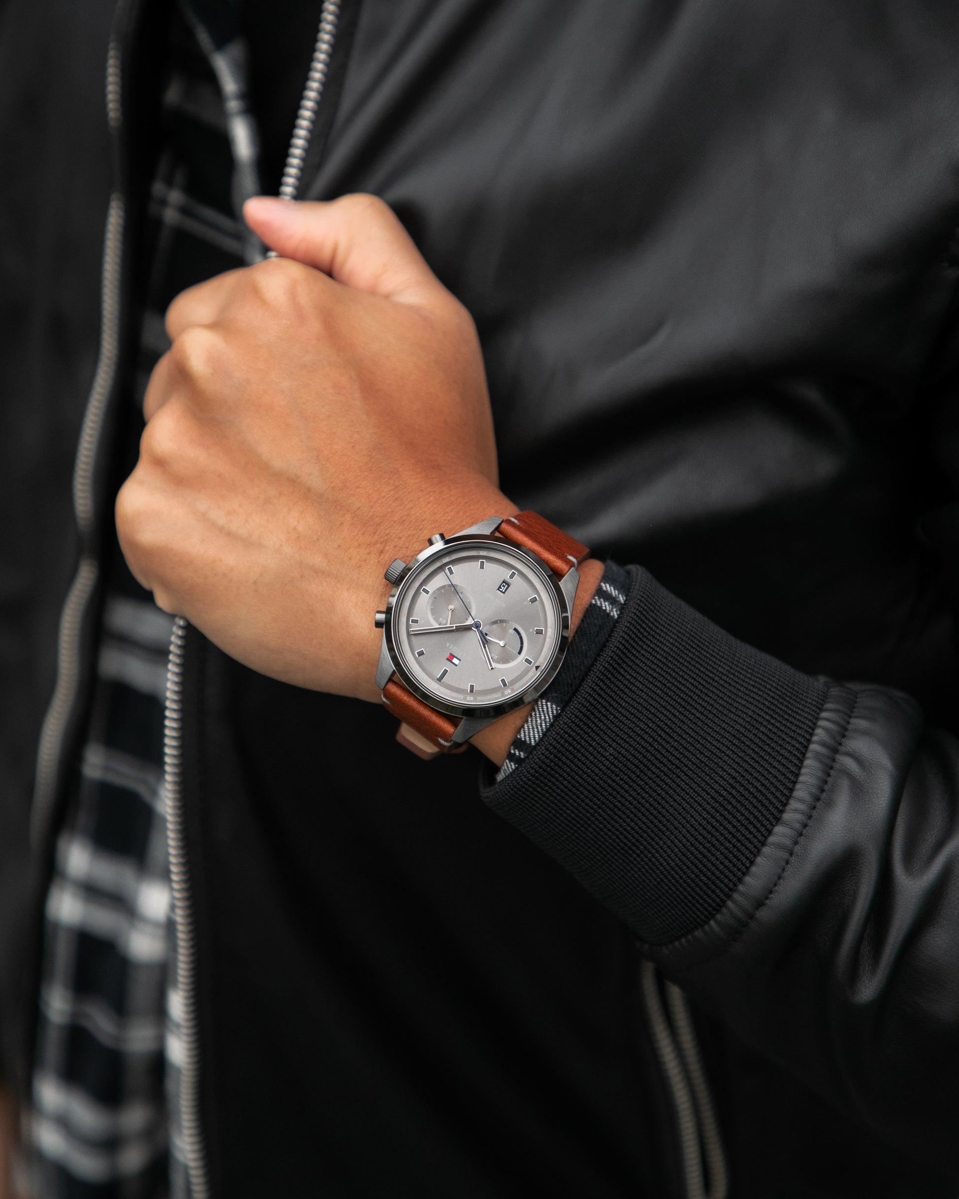 Herrenarmbanduhr mit grauem Zifferblatt und braunem Lederarmband, Krone sichtbar