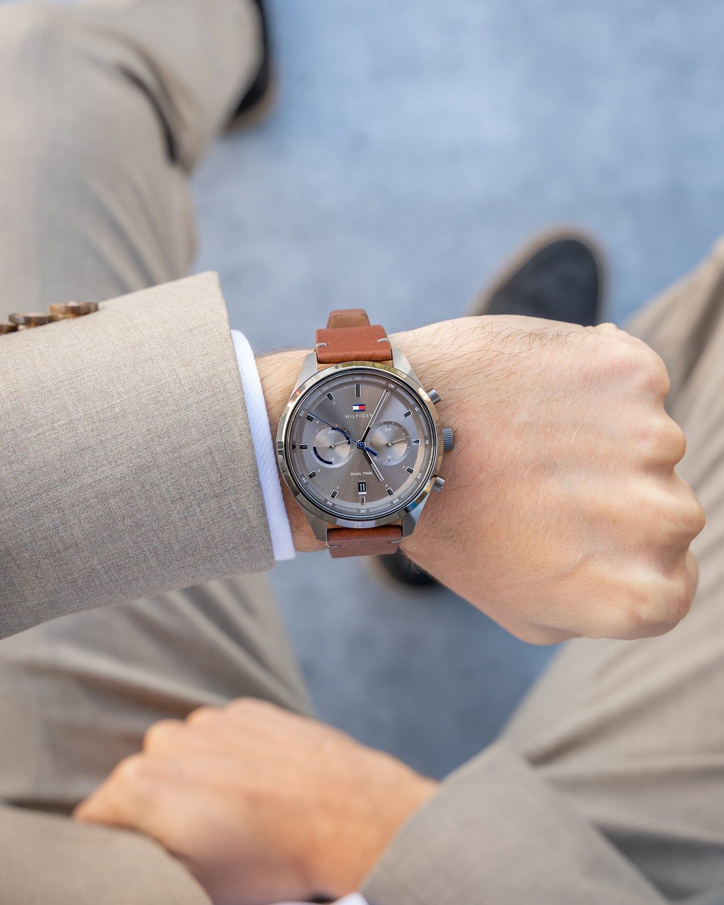 Herrenarmbanduhr am Handgelenk: graues Zifferblatt, braunes Lederarmband, analog