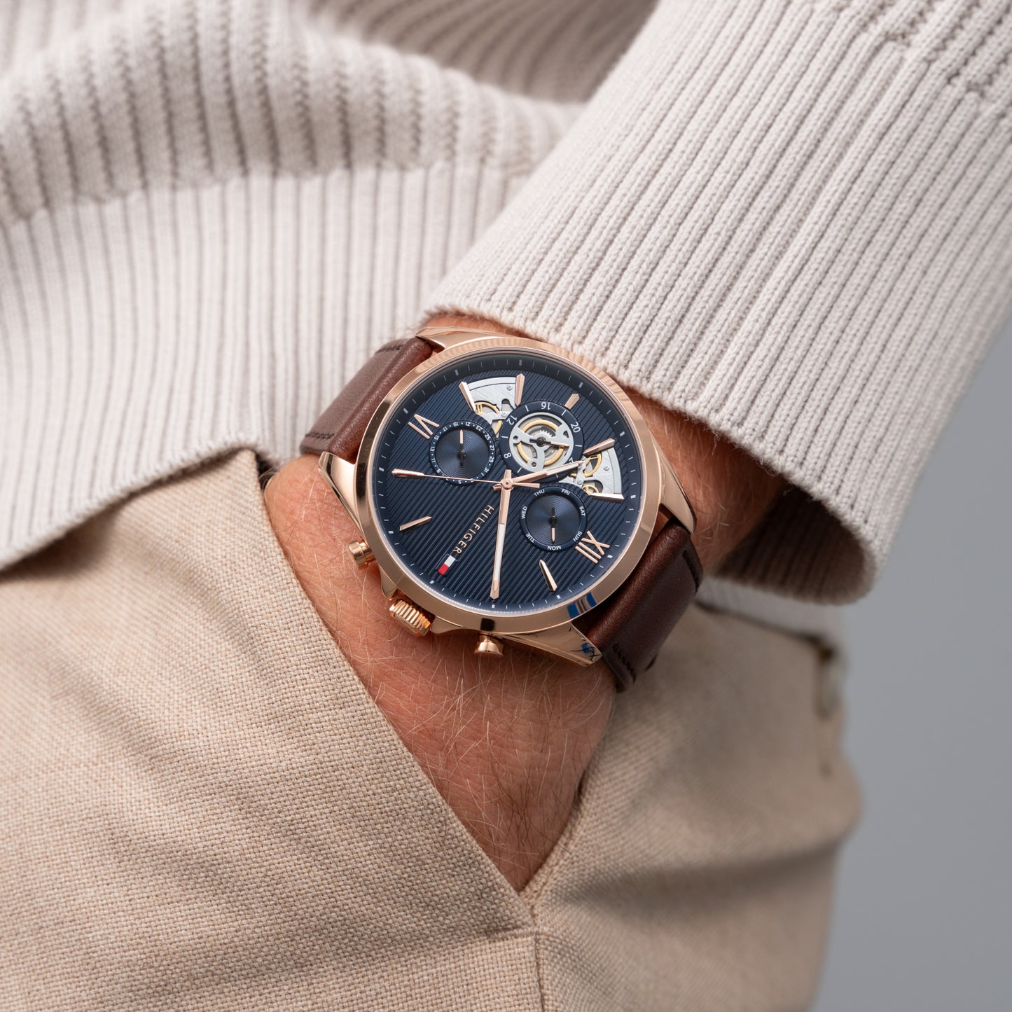Tommy Hilfiger Armbanduhr: braunes Lederarmband, blaues Zifferblatt