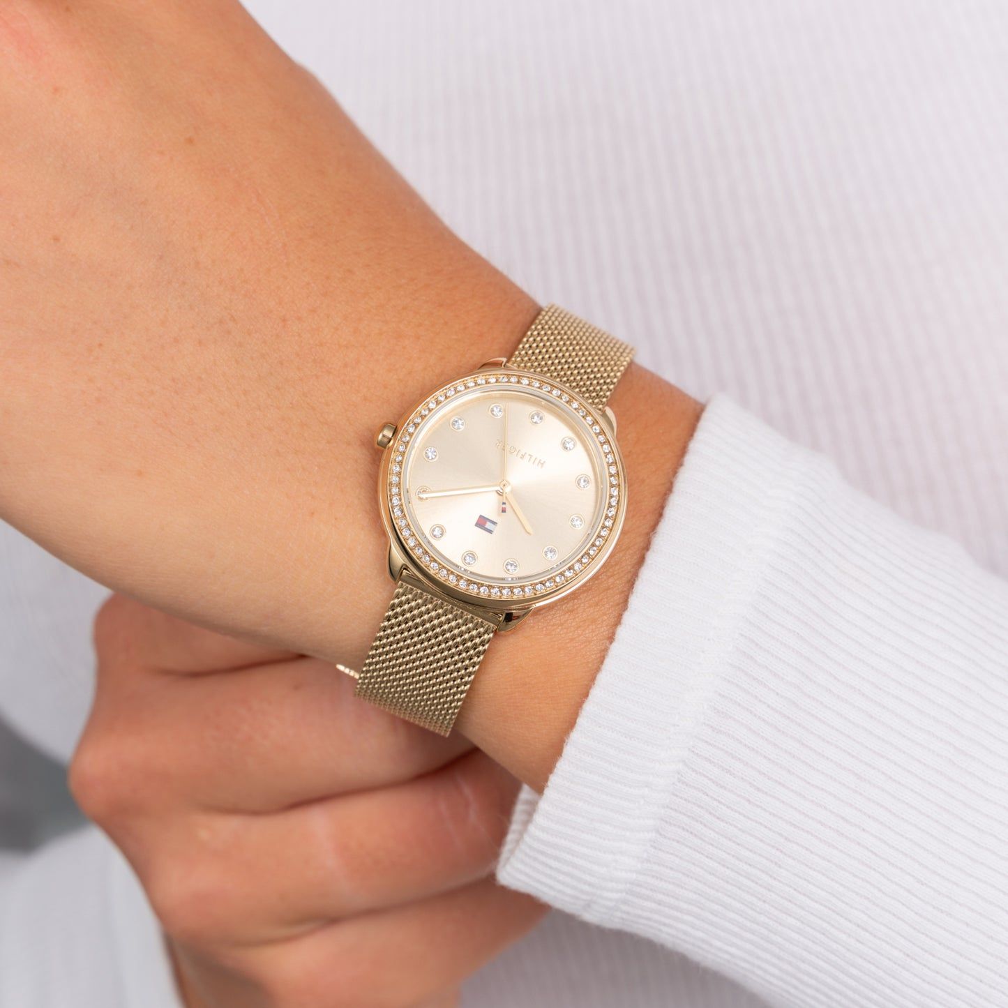 Damenarmbanduhr Tommy Hilfiger: goldfarbenes Milanaiseband, Pavé-Lünette, helles Zifferblatt