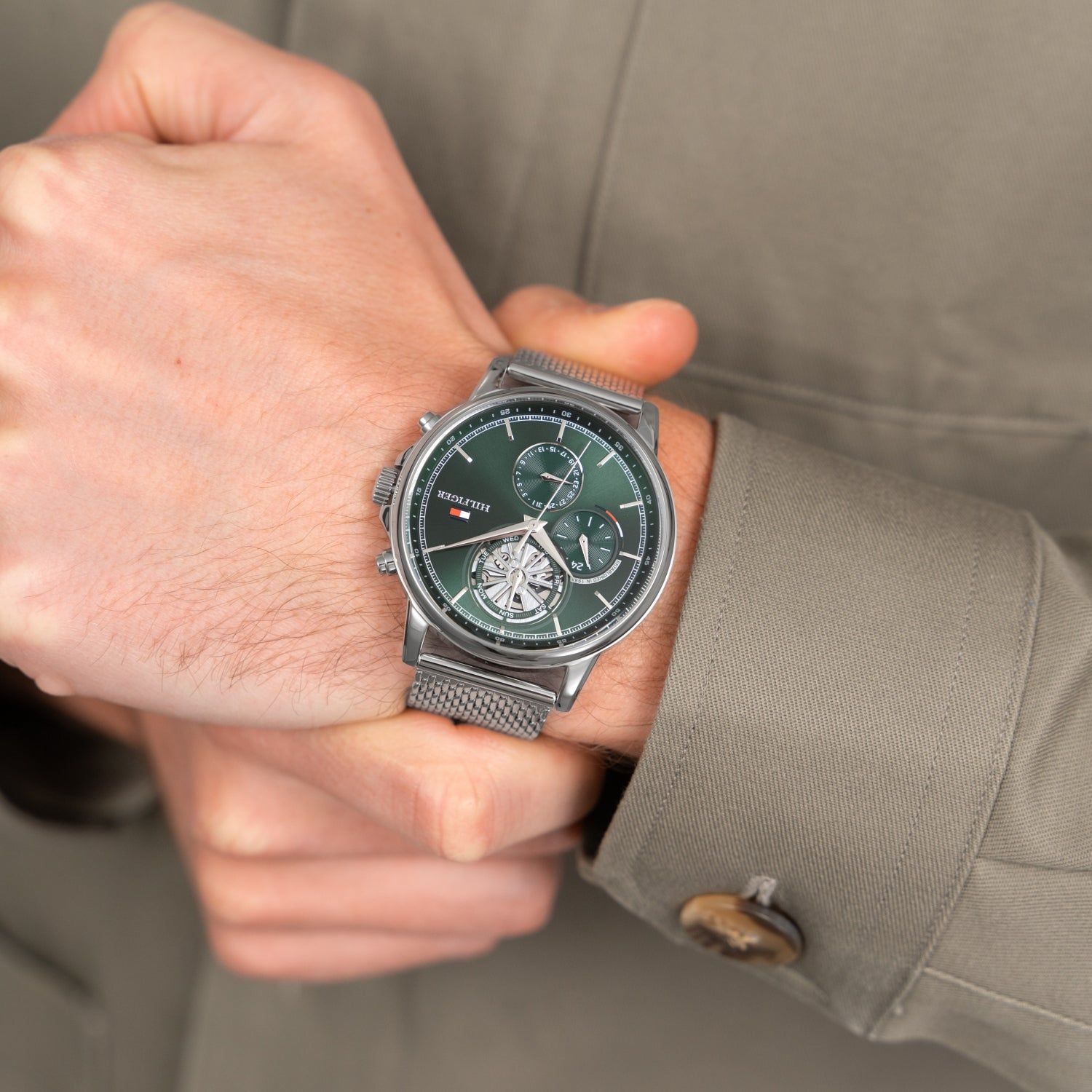 Herrenarmbanduhr mit grünem Zifferblatt, silbernem Mesharmband und Chrono-Details