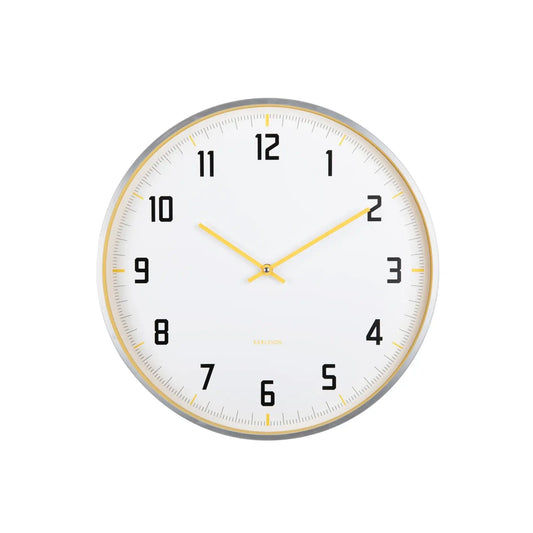 Wanduhr mit weißem Ziffernblatt, gelben Zeigern, schwarzen Ziffern und Aluminiumring