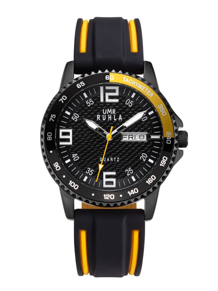 Montre de sport avec boîtier noir, lunette à accents jaunes et bracelet en silicone, mouvement à quartz.
