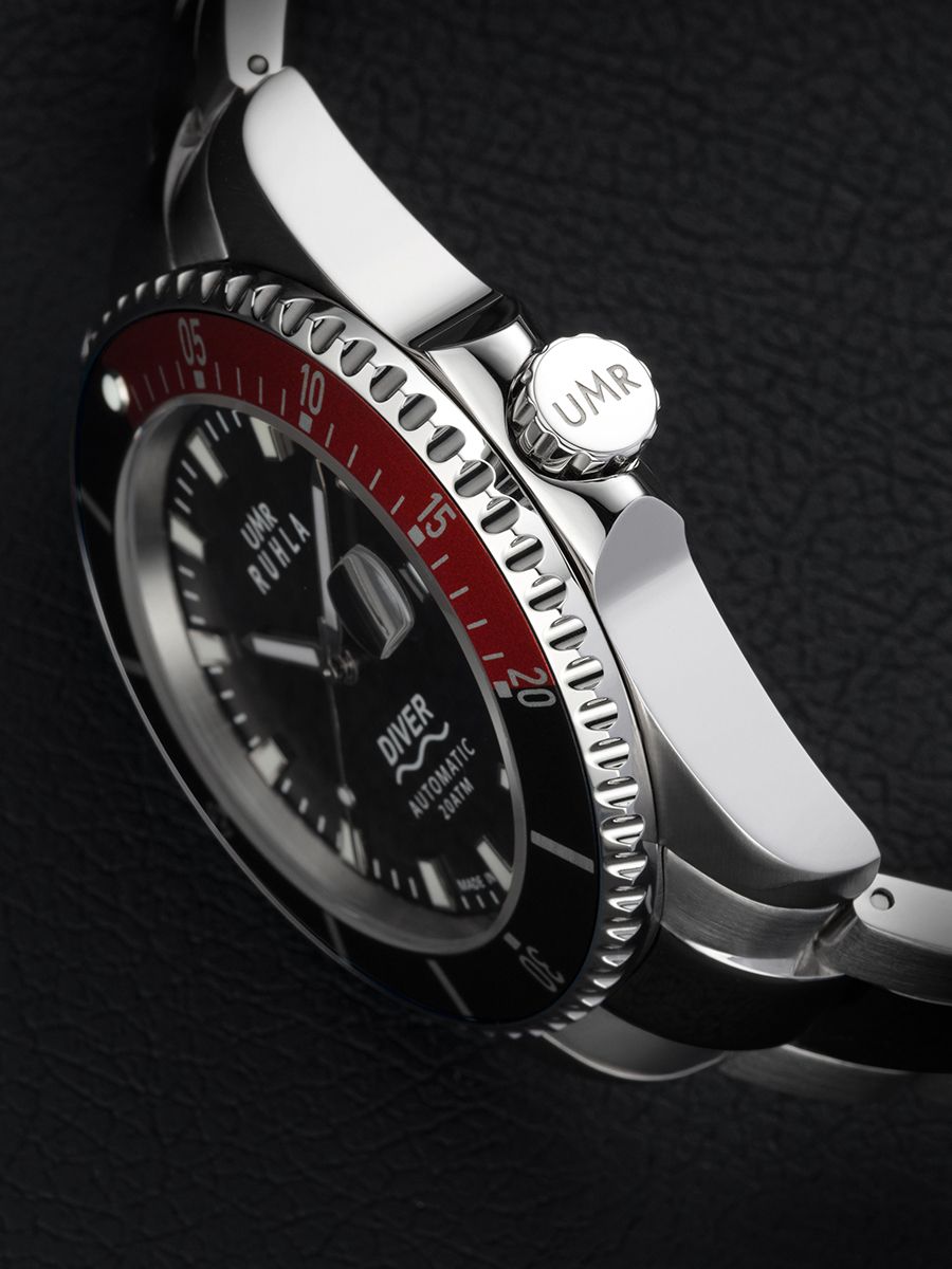 Montre-bracelet UMR RUHLA : cadran noir, lunette rouge, boîtier en acier inoxydable