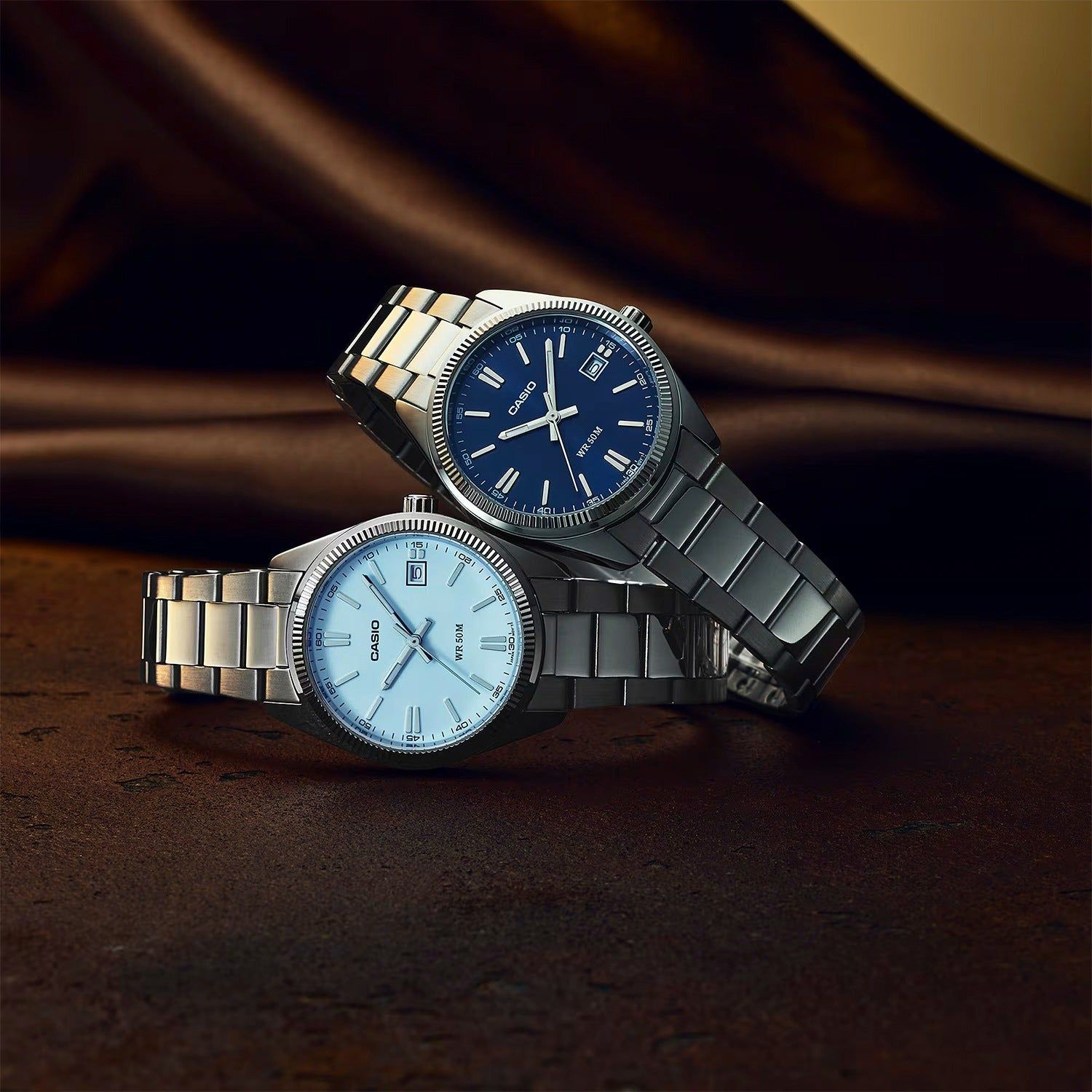 Casio Damenuhr mit blauem Zifferblatt und Metallarmband, seitliche Ansicht