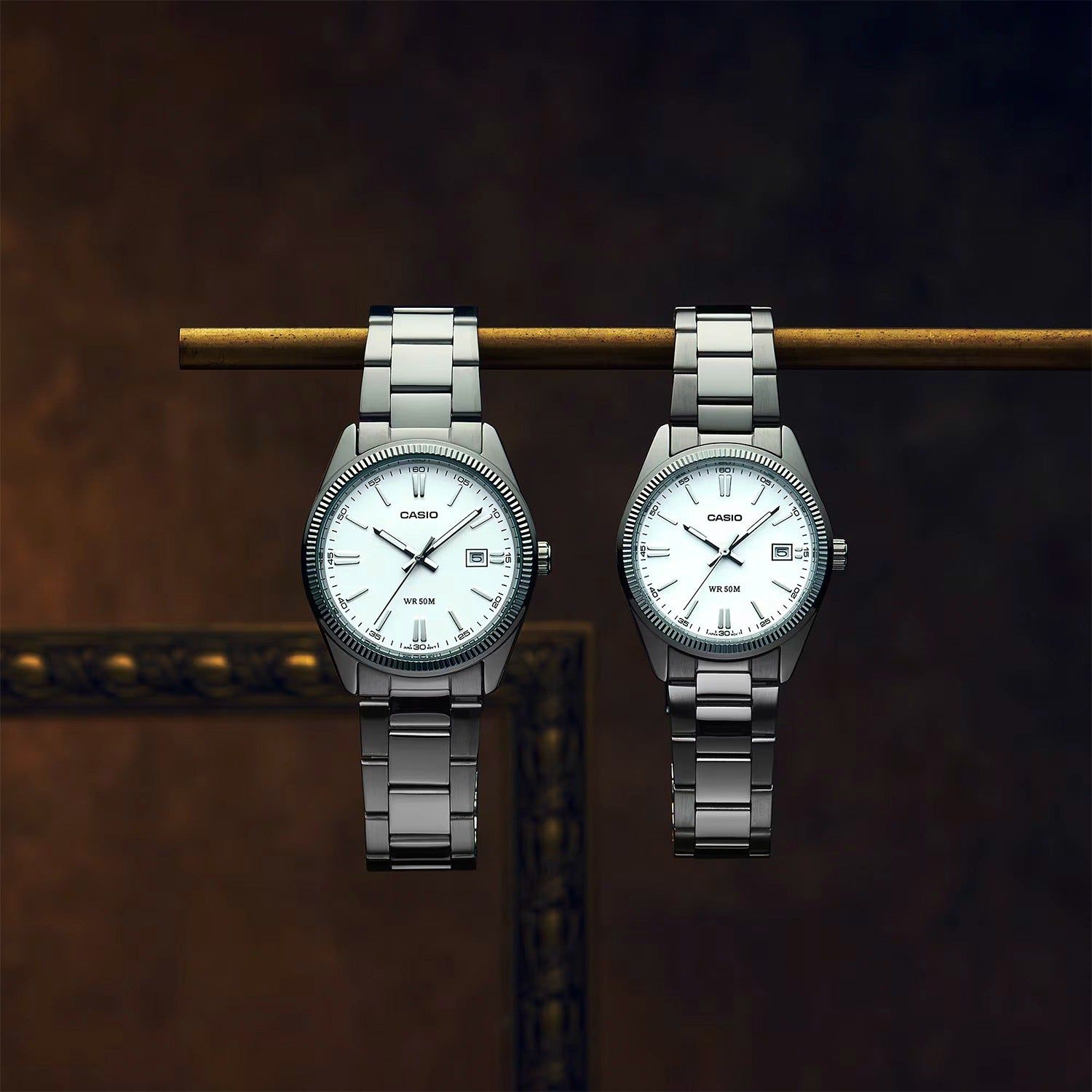 Casio Armbanduhr, zwei silberne Ausführungen mit Metallarmband, weißem Zifferblatt und Datumsanzeige