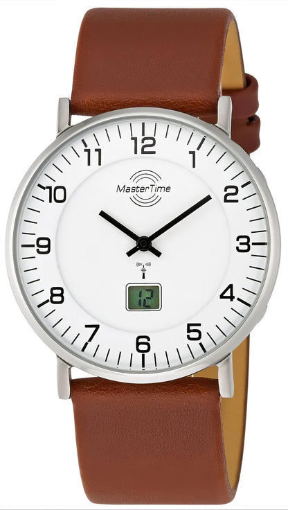 Herrenuhr mit braunem Lederarmband, rundem silbernem Gehäuse und weißem Zifferblatt.
