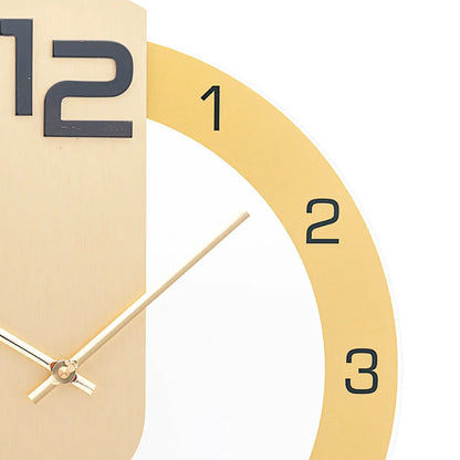 Horloge murale détaillée : cercle doré avec chiffres 1-3 et aiguilles en métal