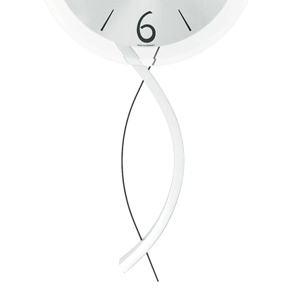 Horloge murale avec cadran blanc, aiguilles noires et suspension courbée